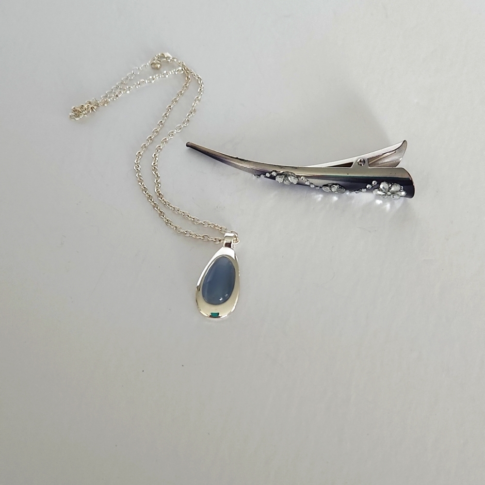 Ladies necklace with hair accessory
